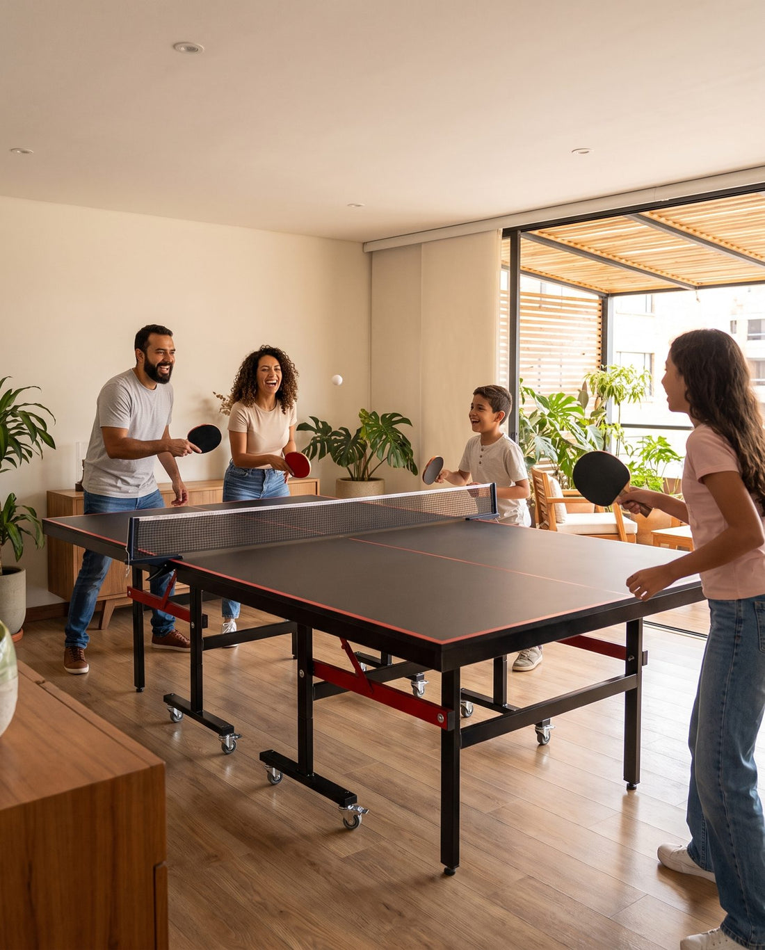 Familia jugando ping pong en casa
